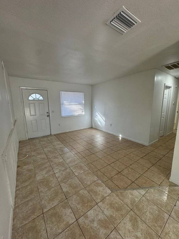 1128 Roselle Ave - Photo 4 of 9