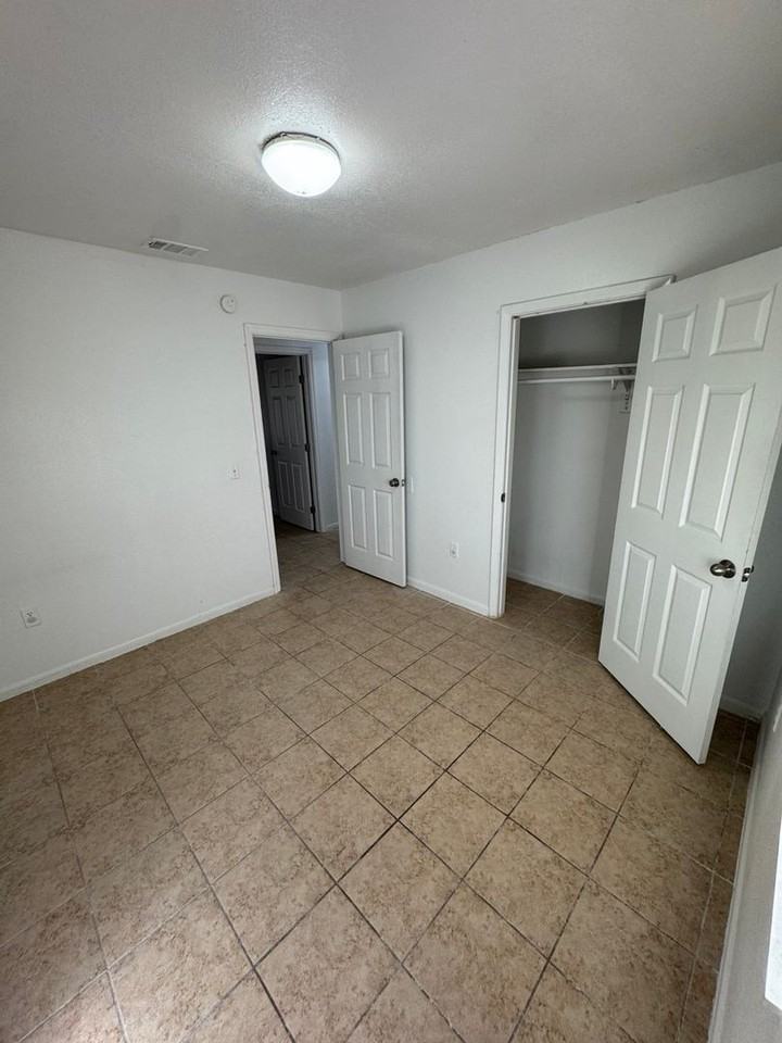 1128 Roselle Ave - Photo 7 of 9