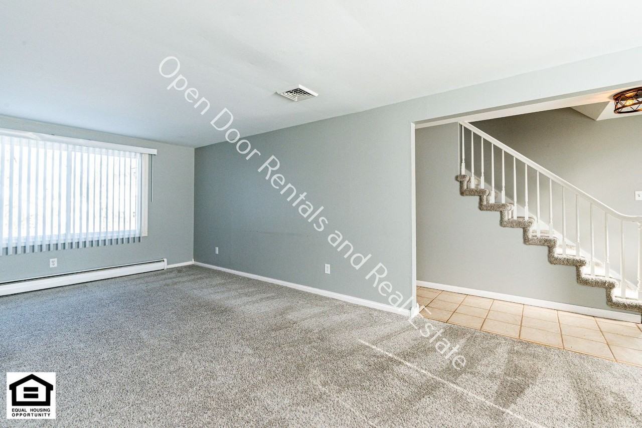 1225 Clarion Dr - Photo 4 of 43