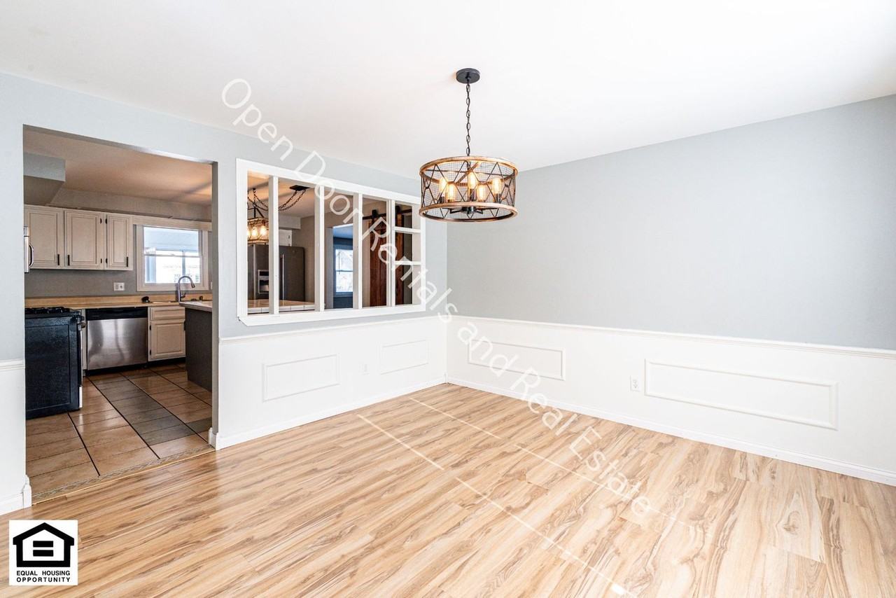 1225 Clarion Dr - Photo 5 of 43