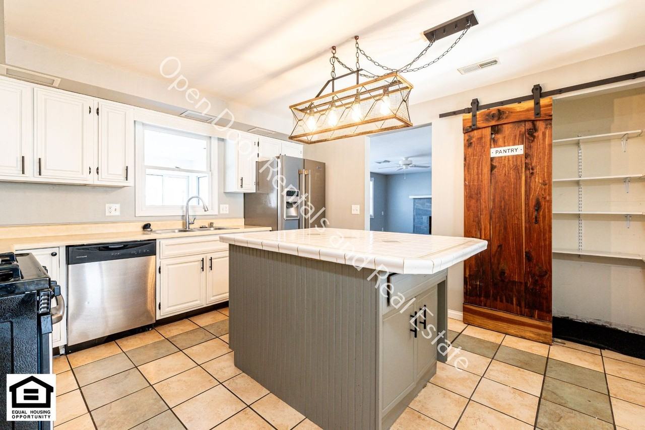 1225 Clarion Dr - Photo 7 of 43