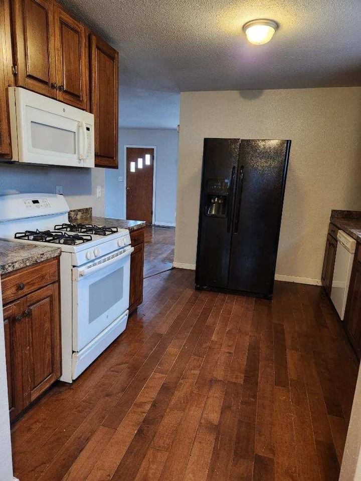 308 E Wilson St - Photo 6 of 10