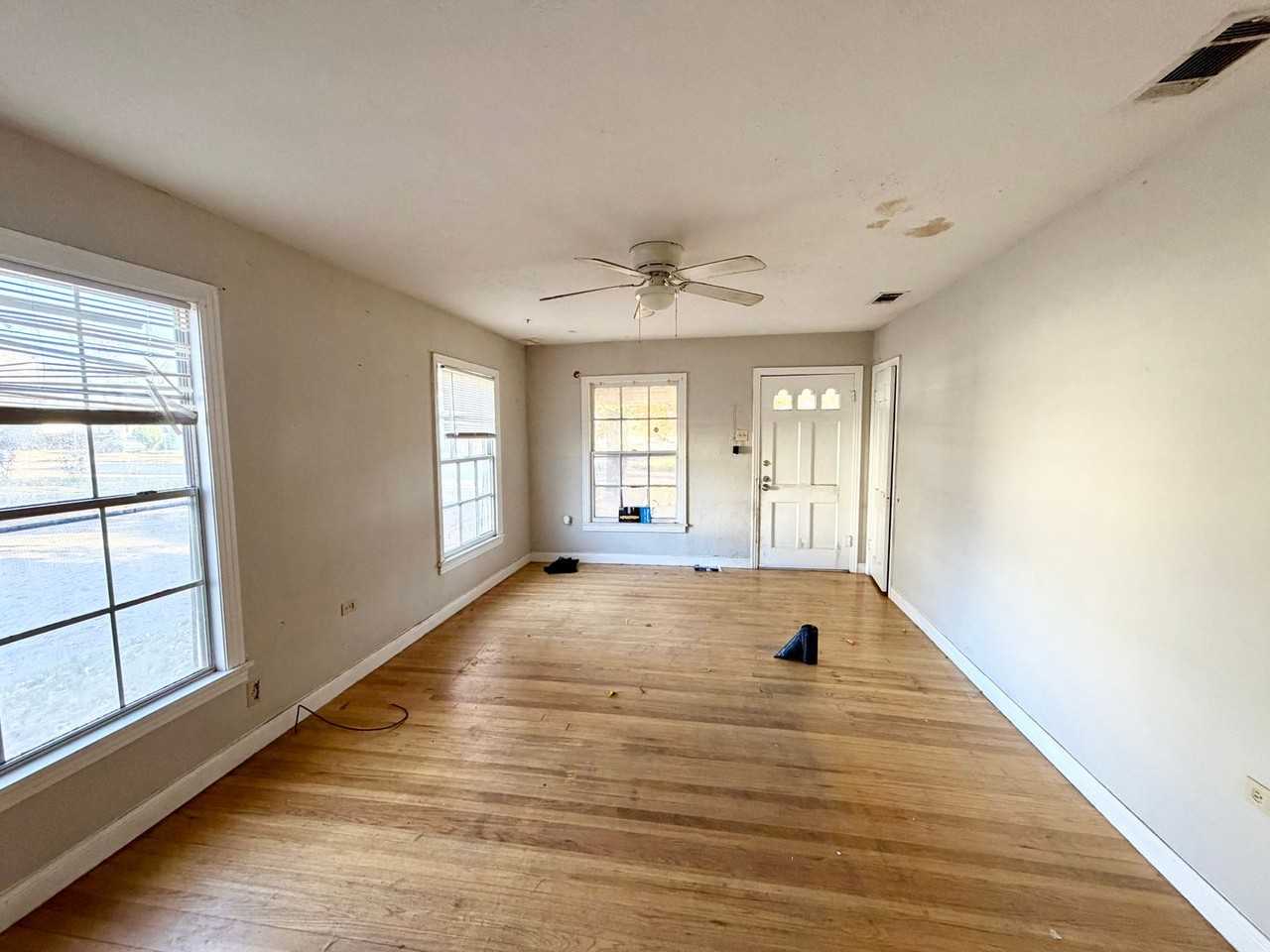 3001 Colonial Ave - Photo 2 of 11