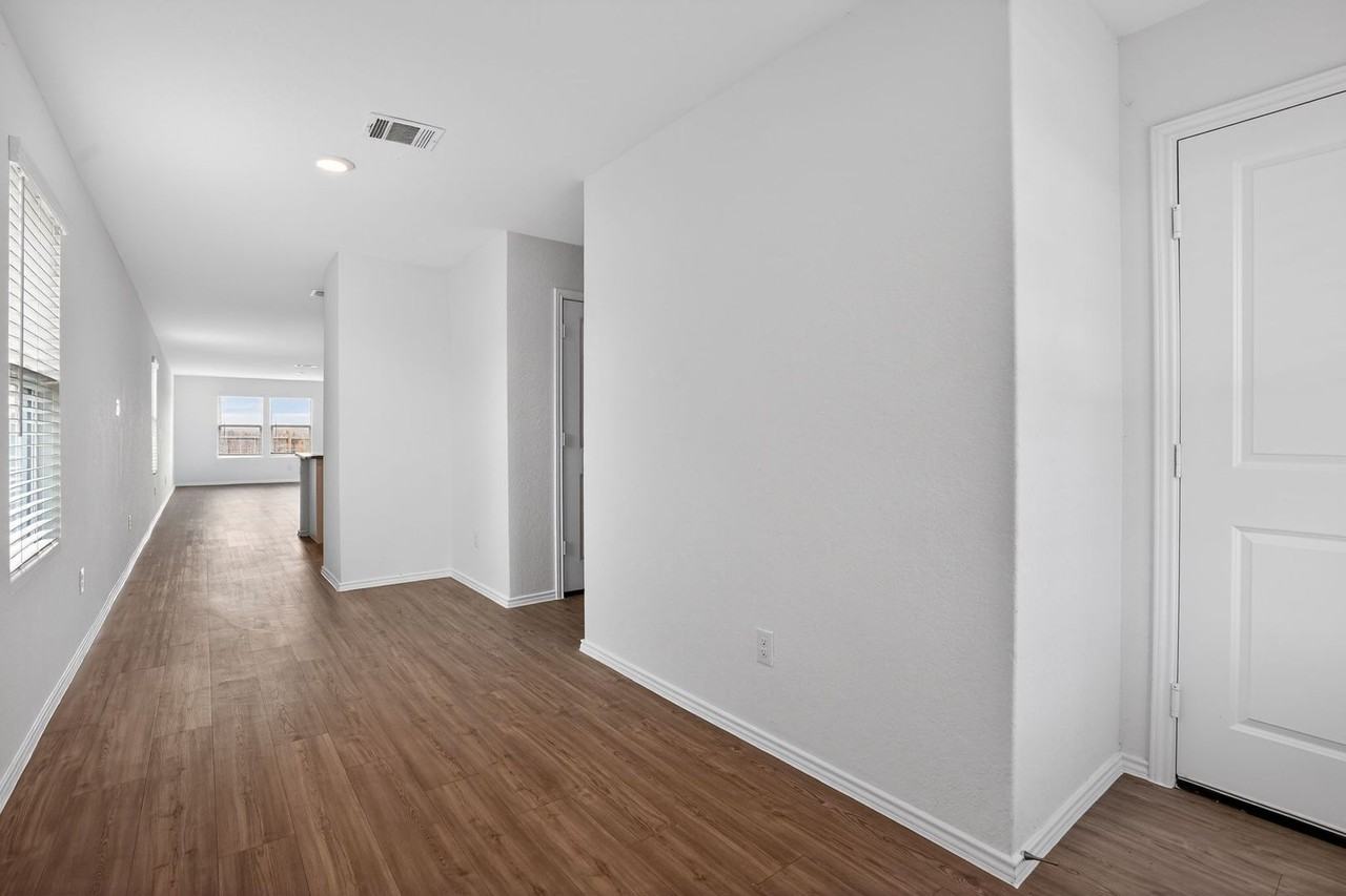 7002 Satellite Way - Photo 4 of 18