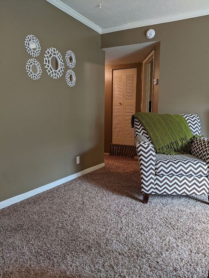 2811 Pembroke Ln - Photo 2 of 11