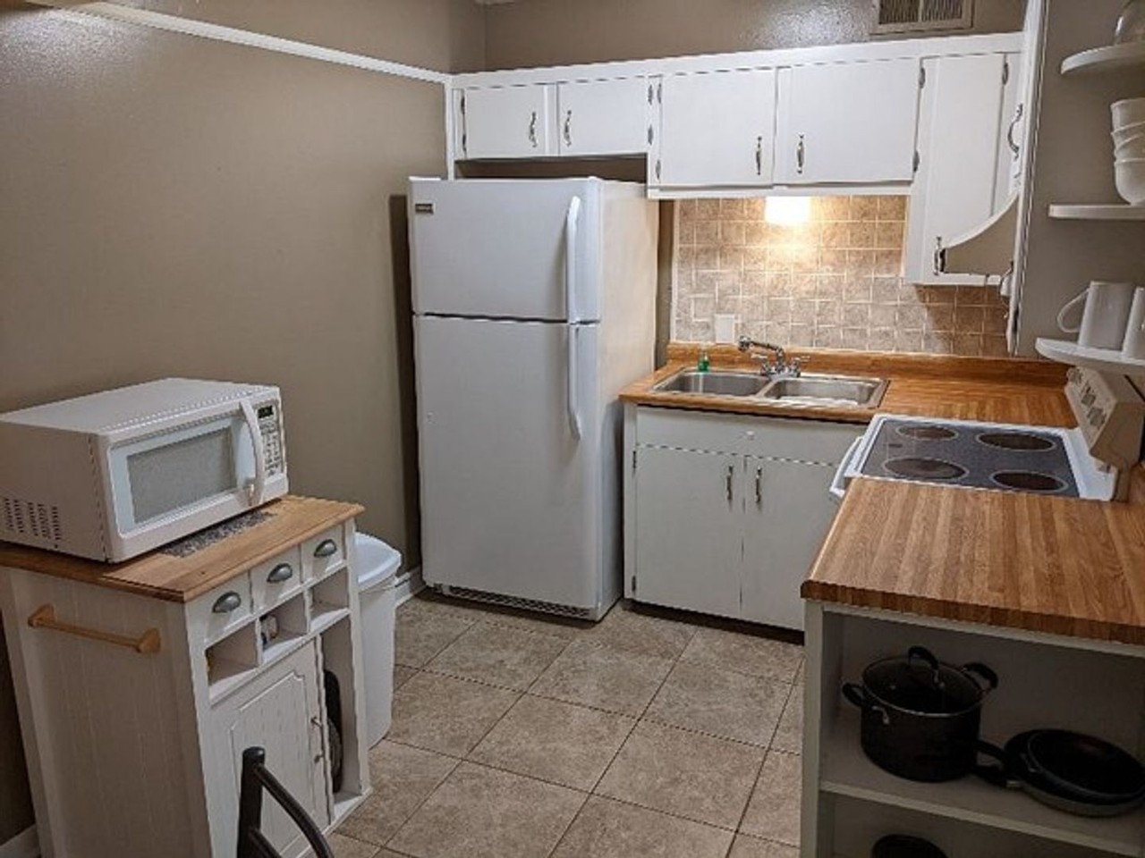 2811 Pembroke Ln - Photo 3 of 11