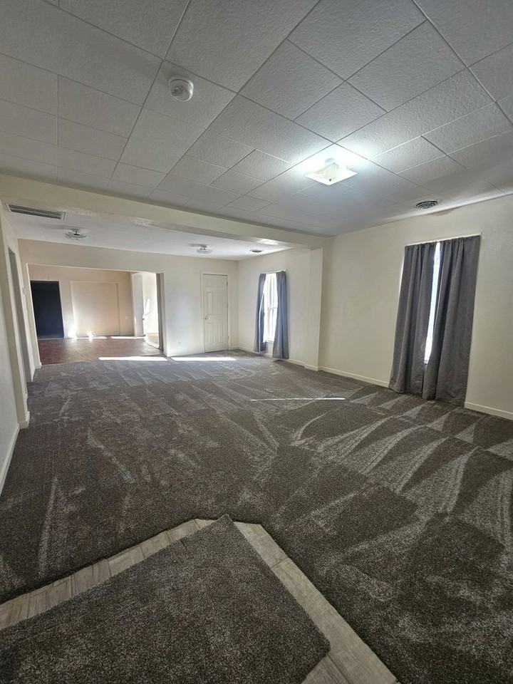 827 S Jackson St - Photo 2 of 10