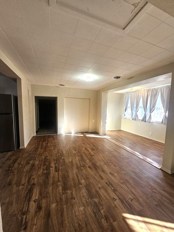 827 S Jackson St - Photo 3 of 10