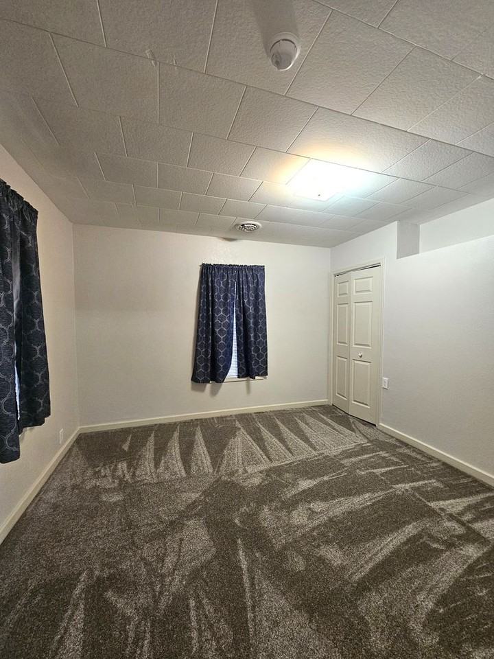 827 S Jackson St - Photo 5 of 10