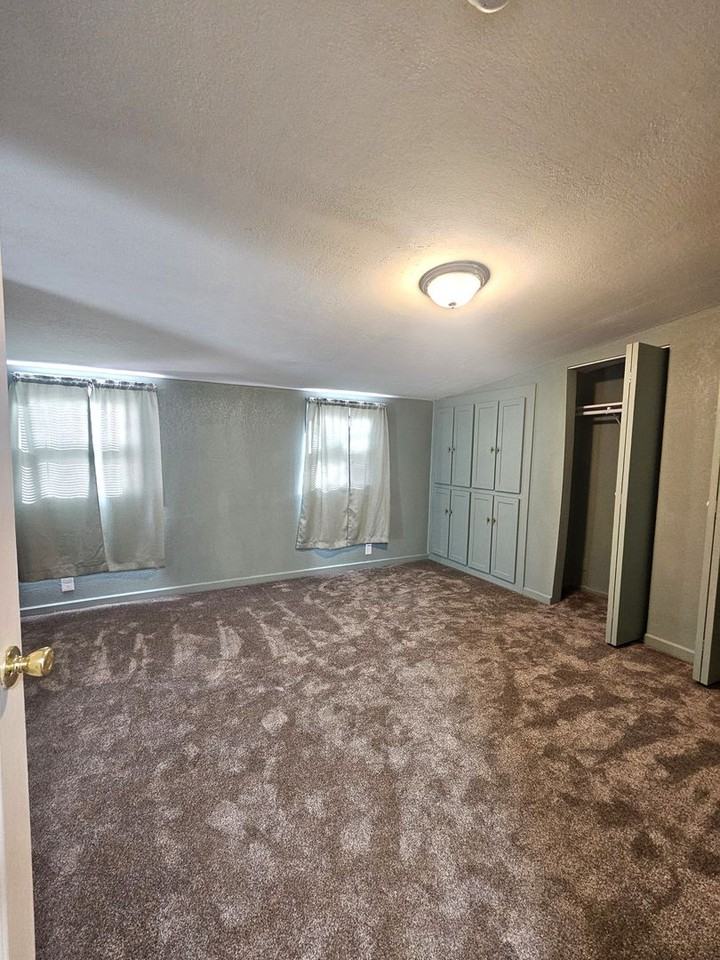 827 S Jackson St - Photo 7 of 10