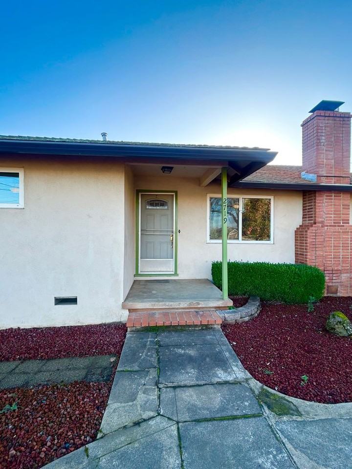 2719 Rodeo Ave - Photo 2 of 12