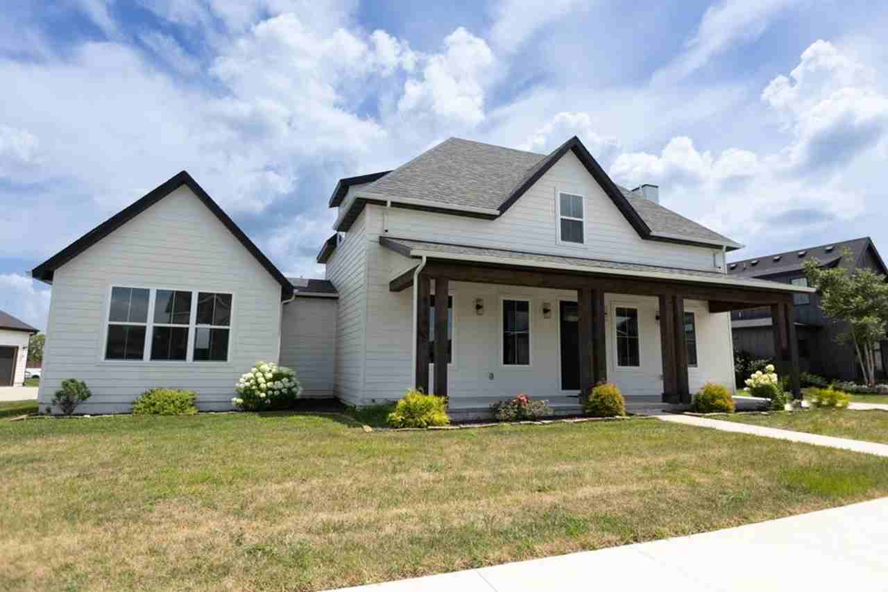 970 E Valley Trail Dr - Photo 2 of 36