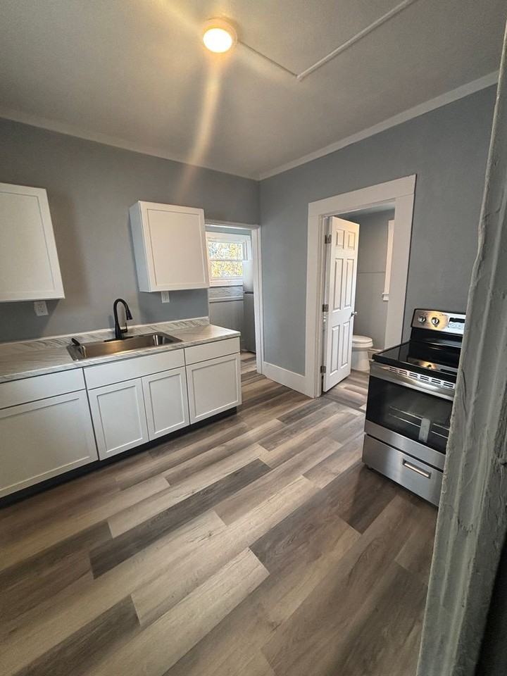 901 Sherman St - Photo 4 of 14