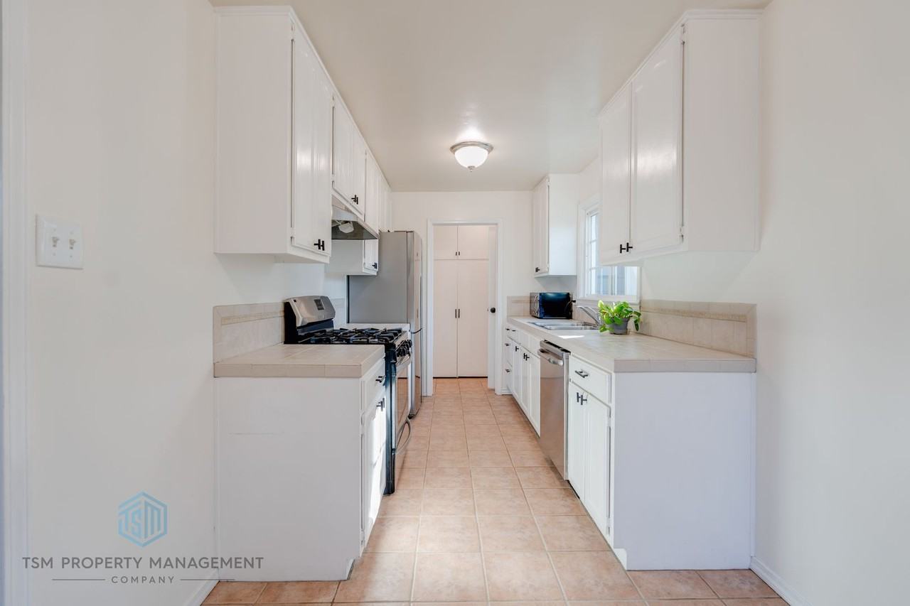 230 W 2nd St - Photo 5 of 17