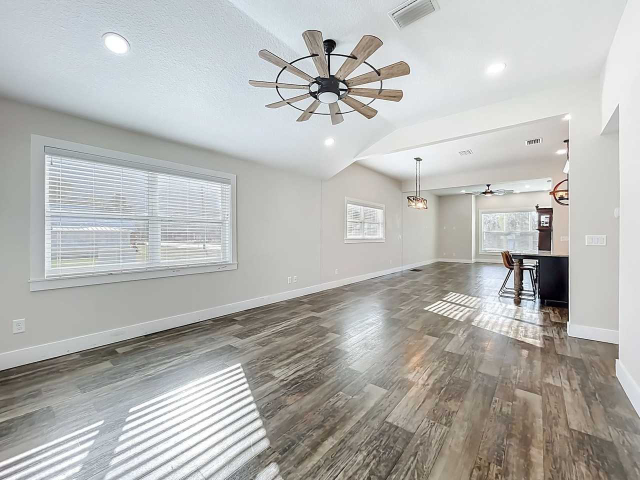 389 S Central Ave - Photo 4 of 50