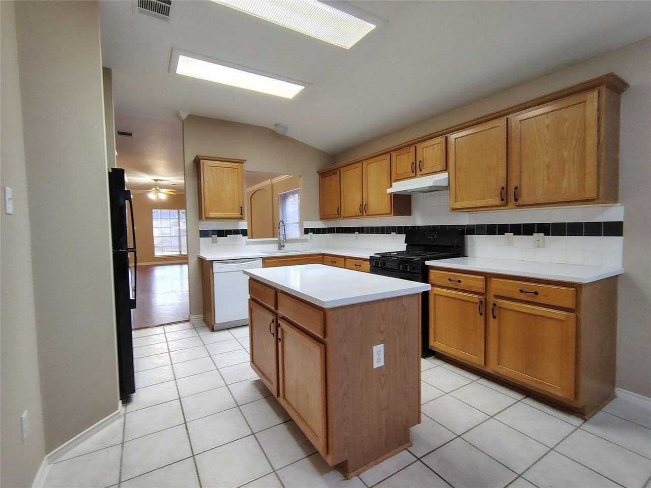 2504 Hutton Ln - Photo 7 of 19