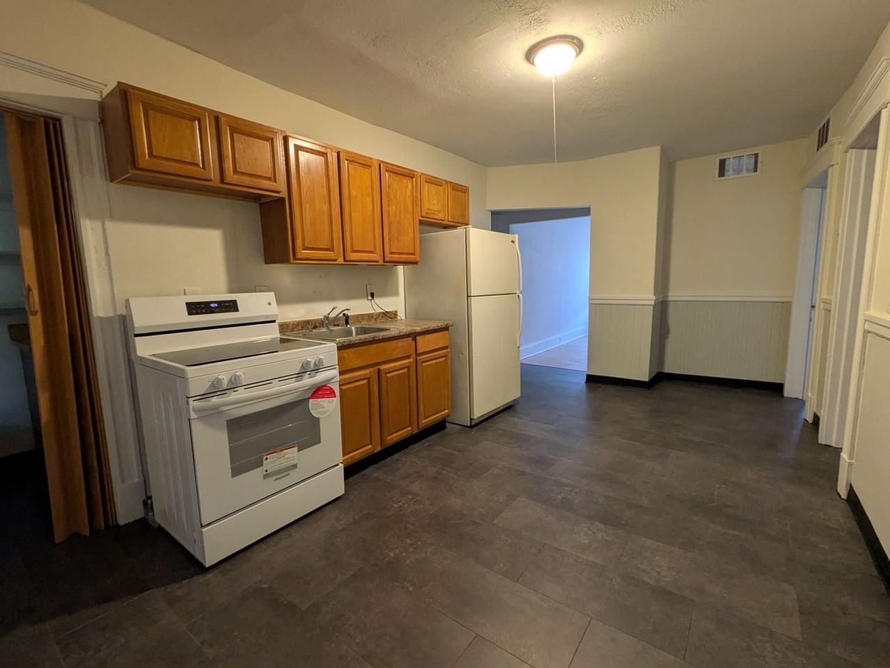 1447 Dwight St - Photo 2 of 6