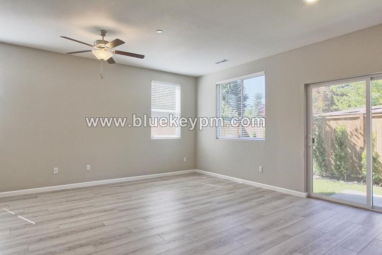 2006 Ne 102nd Cir - Photo 4 of 15