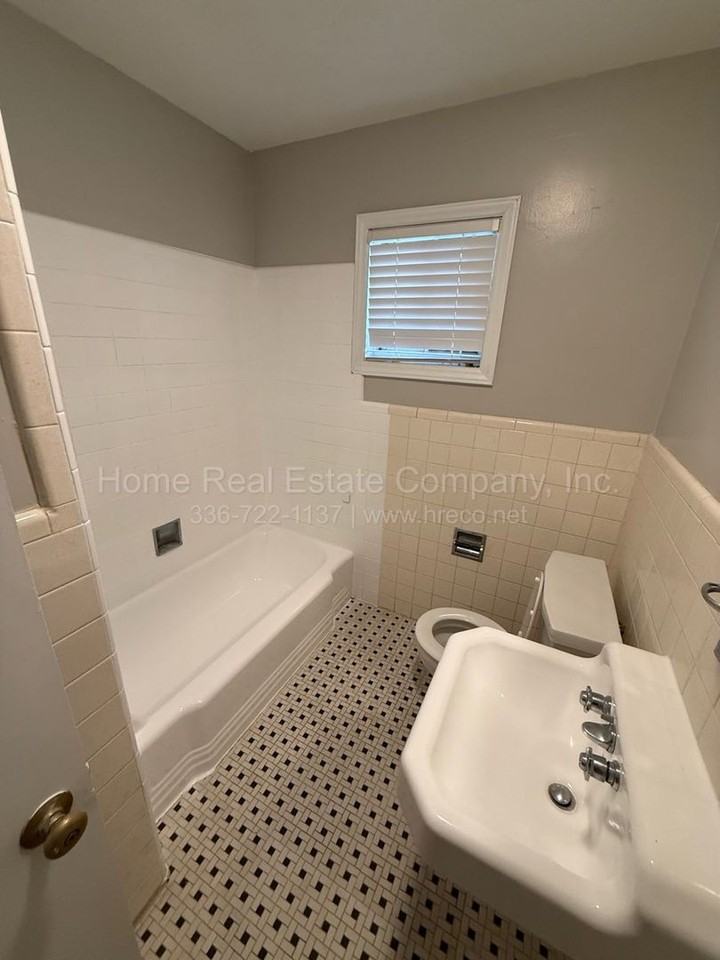 2425 Queen St #9 - Photo 3 of 5