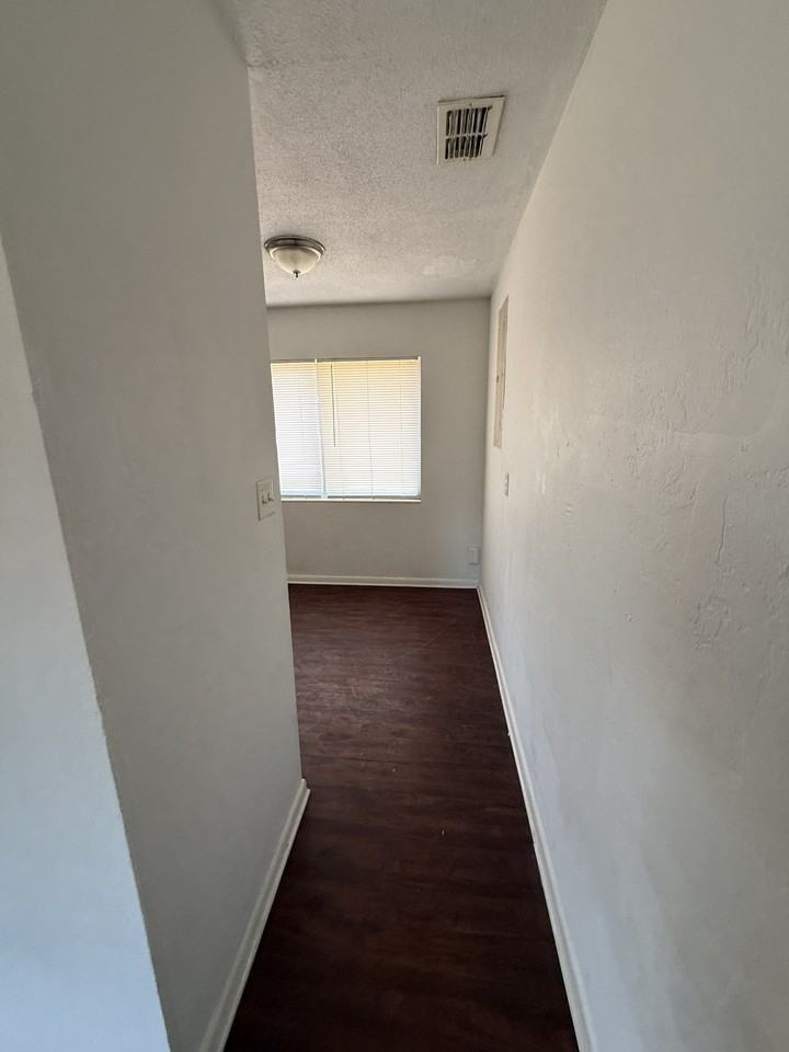 406 Se 7th Ter #6 - Photo 4 of 11