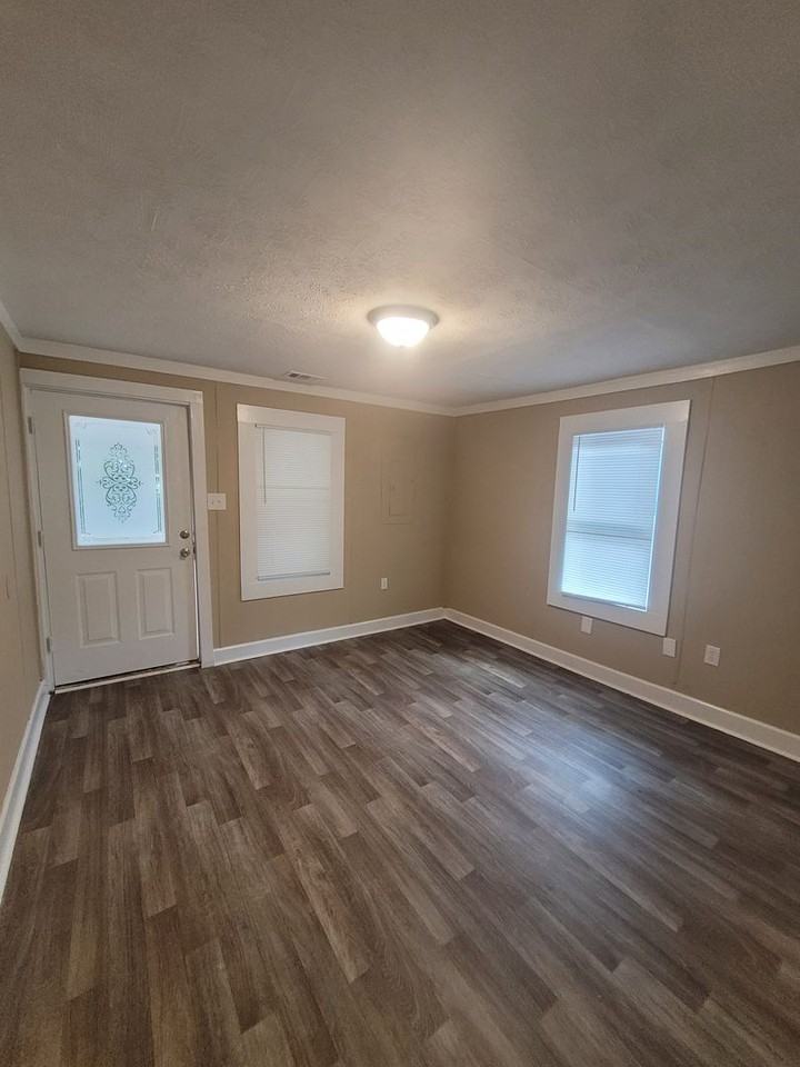 240 Silver Cir - Photo 4 of 12