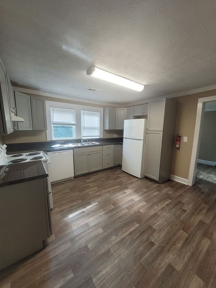 240 Silver Cir - Photo 6 of 12