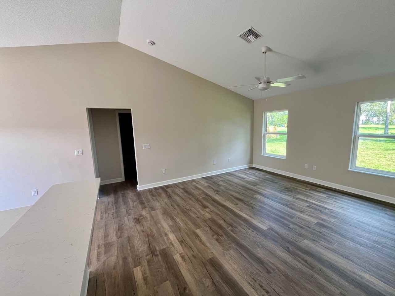 933 19th St - Photo 4 of 11