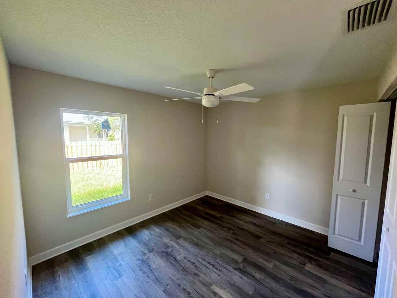 933 19th St - Photo 6 of 11