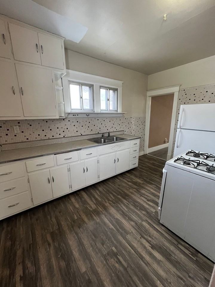 132 W 2nd St - Photo 4 of 11