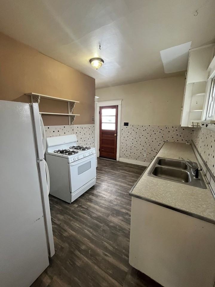 132 W 2nd St - Photo 5 of 11