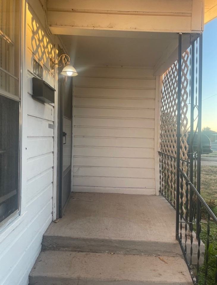 1941 N Mockingbird Ln - Photo 2 of 15