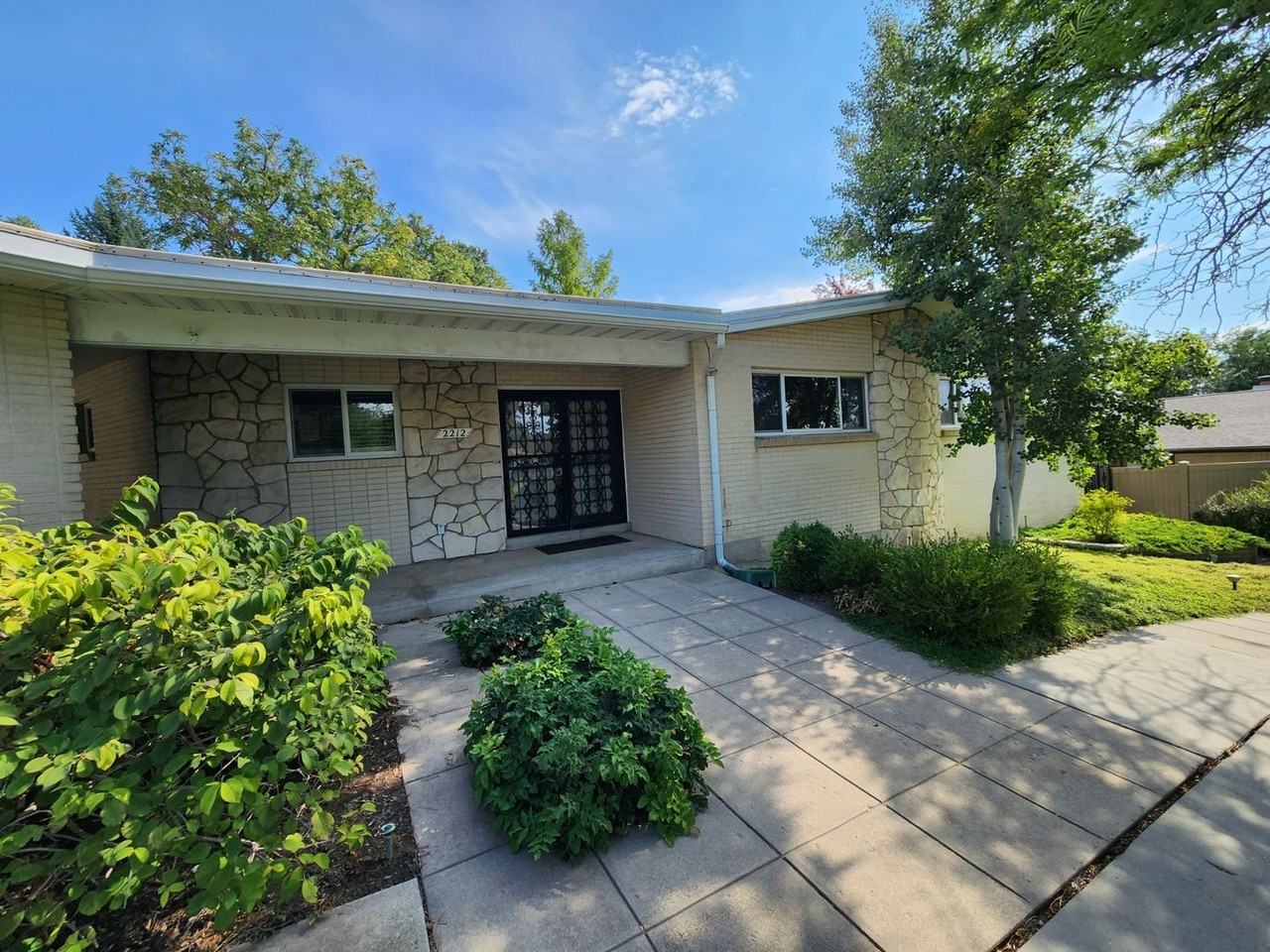 2212 E Melodie Ann Way - Photo 2 of 50