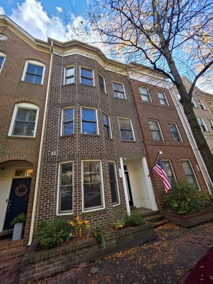 243 College Pl - Photo 3 of 37