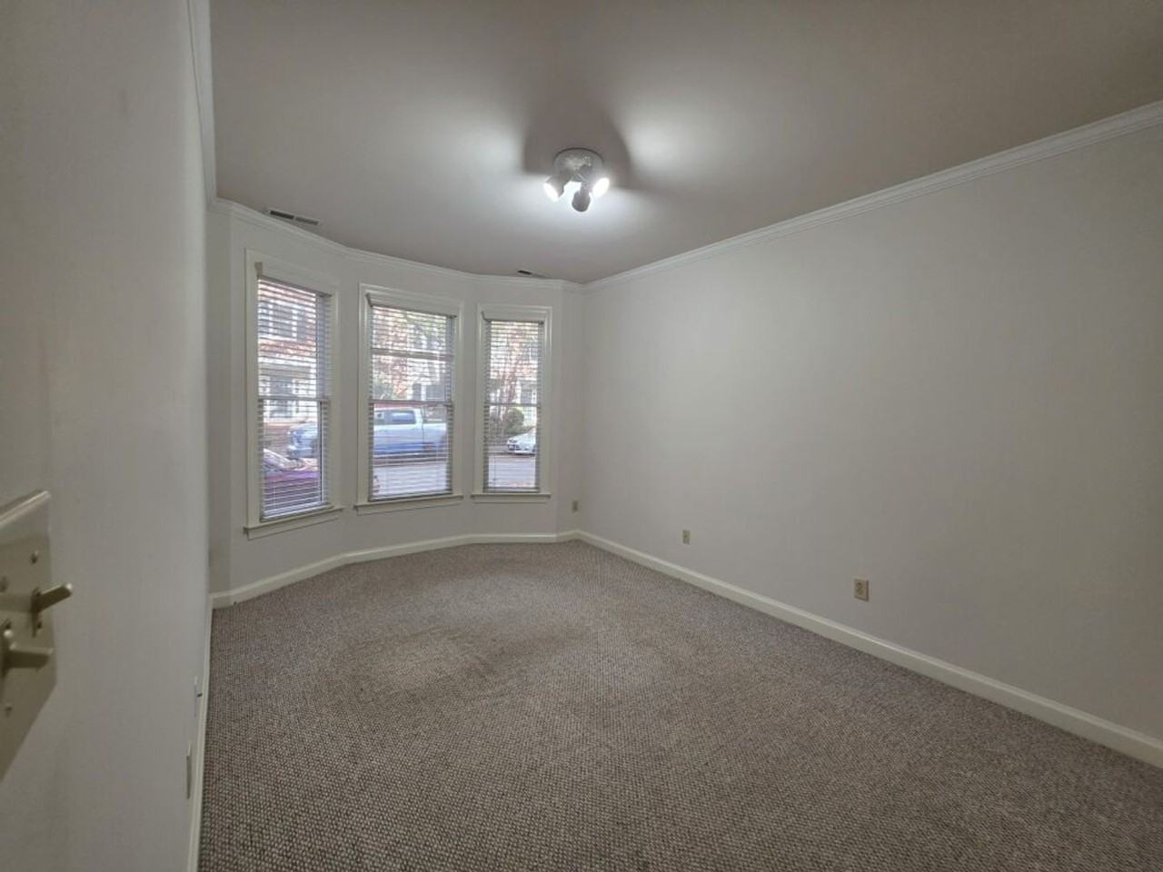 243 College Pl - Photo 6 of 37