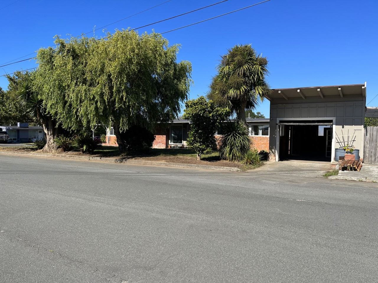 2297 Hillcrest Ave - Photo 3 of 25