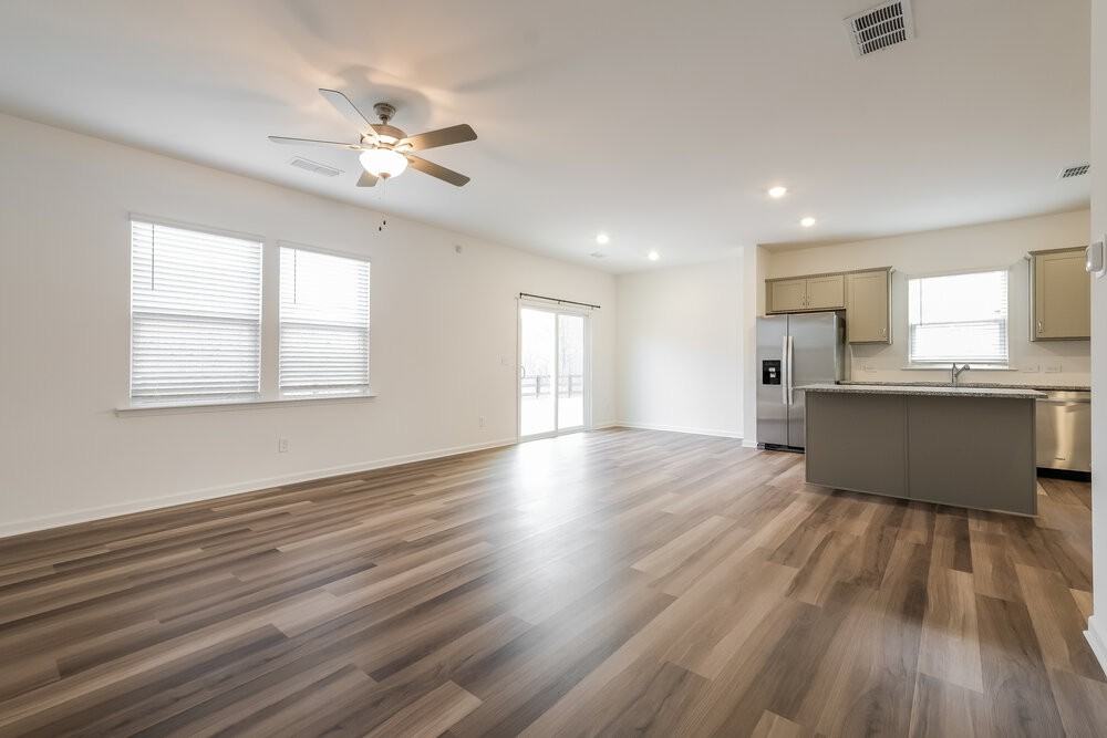 3127 Whitman Ct Se - Photo 5 of 17