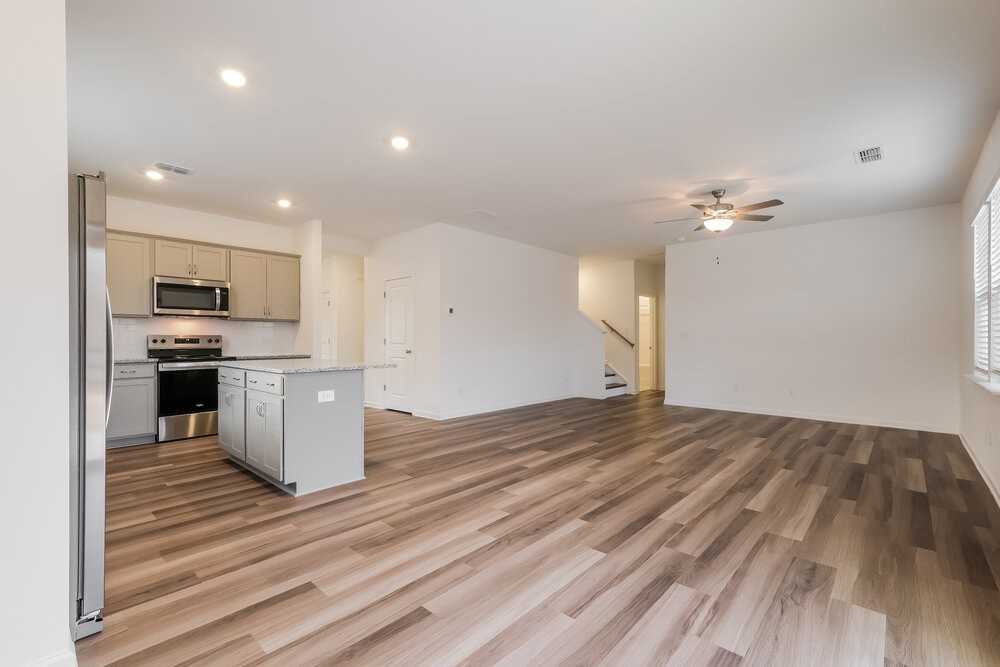 3127 Whitman Ct Se - Photo 6 of 17