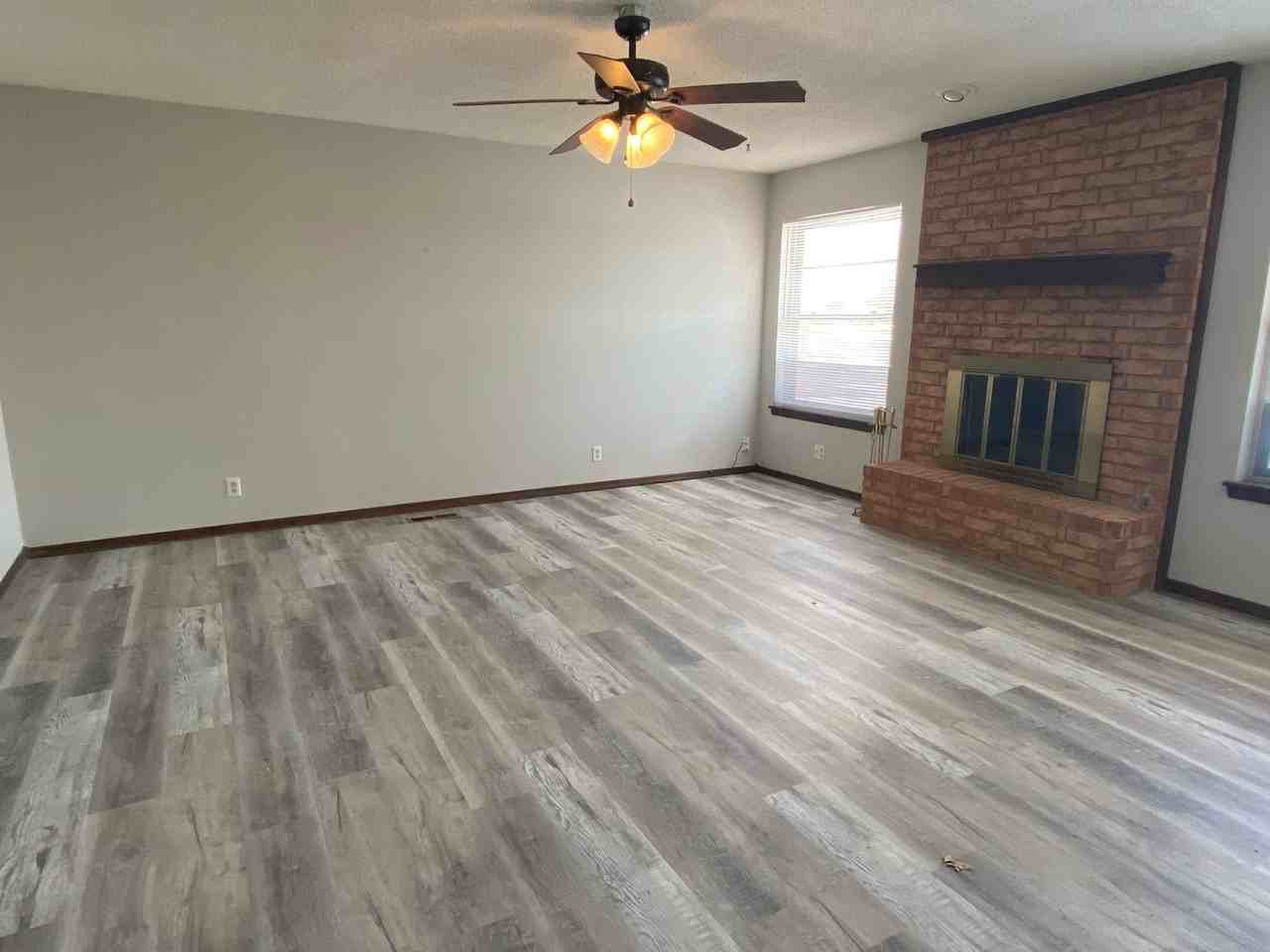 206 S Mission Rd - Photo 2 of 15