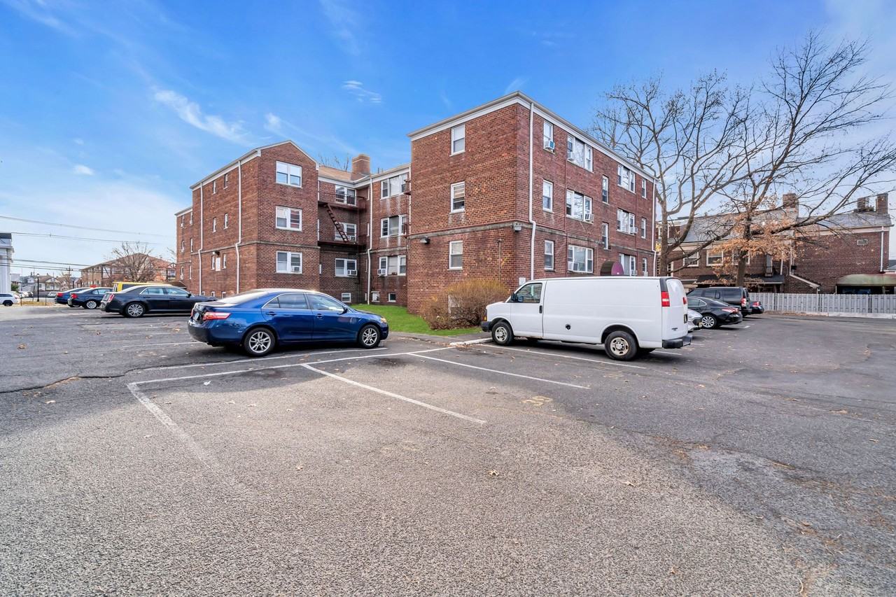 Edgar Gardens - Photo 4 of 9