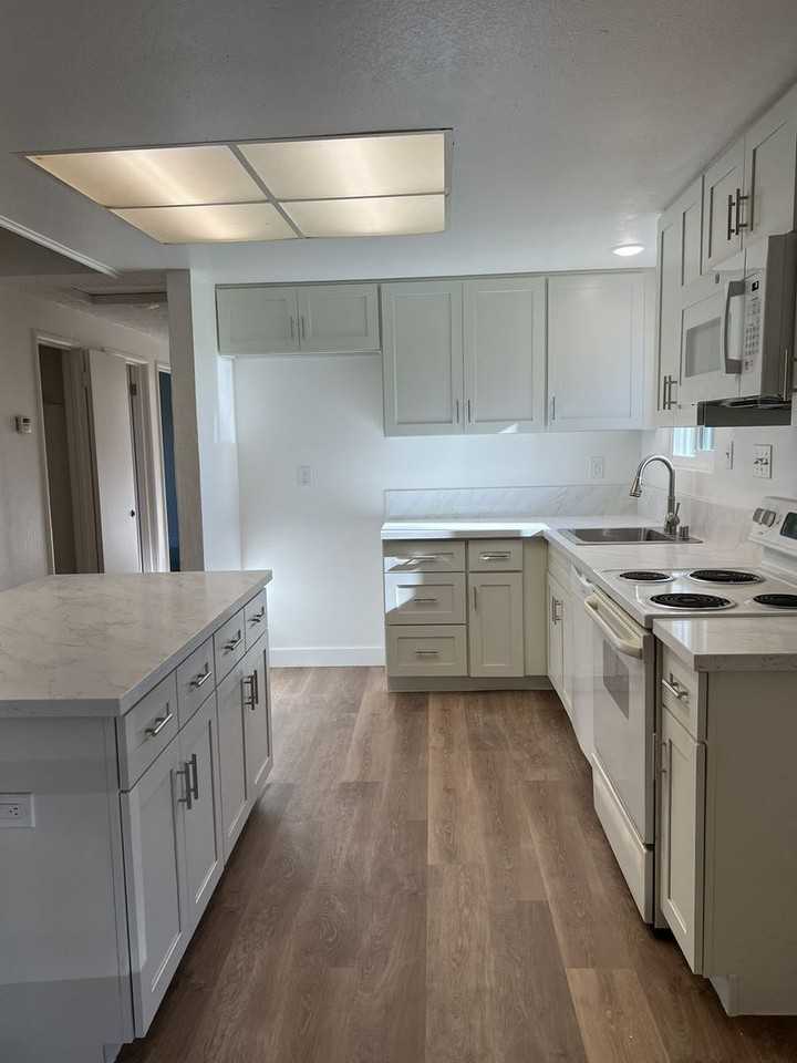 5001 Donovan Dr - Photo 3 of 12