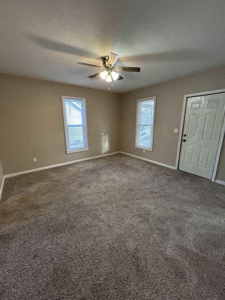 1011 E 14th St - Photo 2 of 9