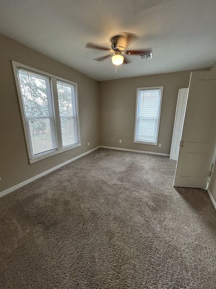 1011 E 14th St - Photo 4 of 9