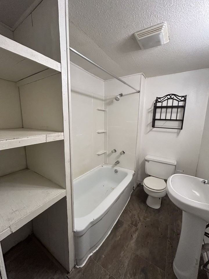 1011 E 14th St - Photo 5 of 9