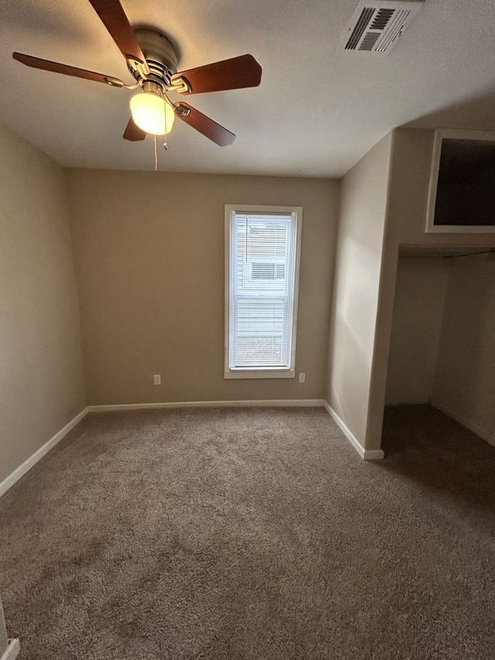 1011 E 14th St - Photo 6 of 9