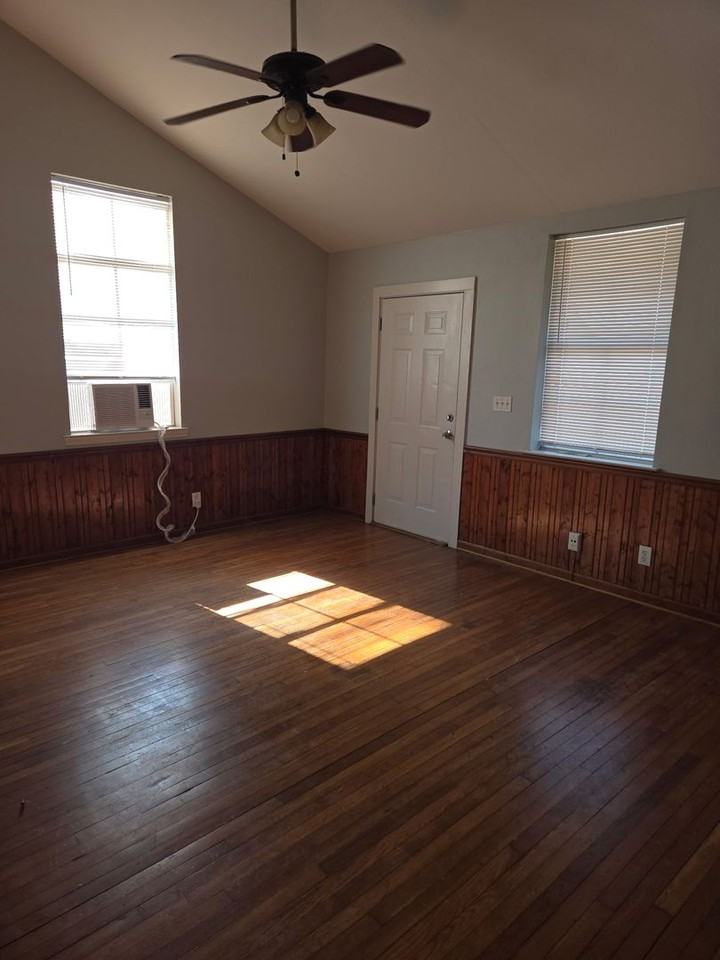 4219 Lee St - Photo 3 of 6