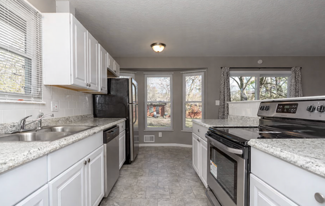 11919 Manchester Ave - Photo 4 of 8