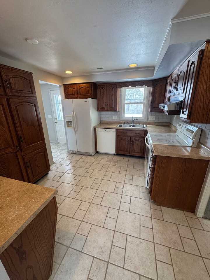 1550 Tartan Ln - Photo 3 of 9