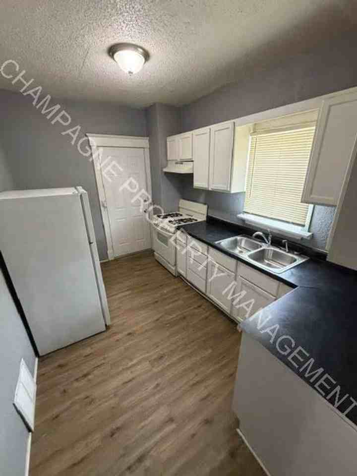 2706 Indiana Ave - Photo 4 of 17