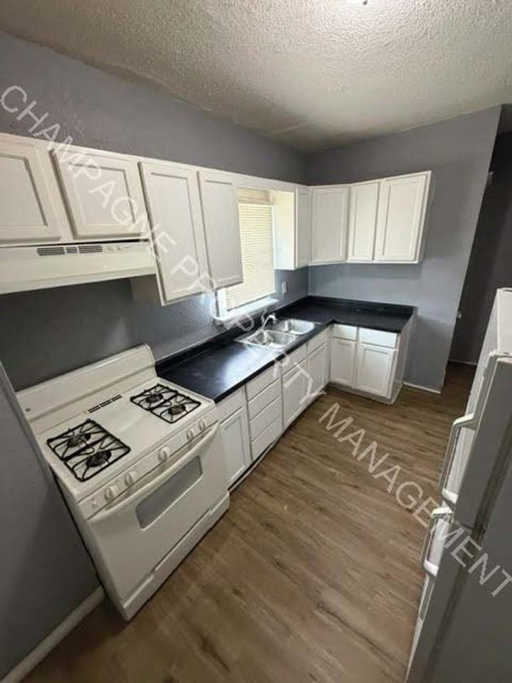 2706 Indiana Ave - Photo 5 of 17