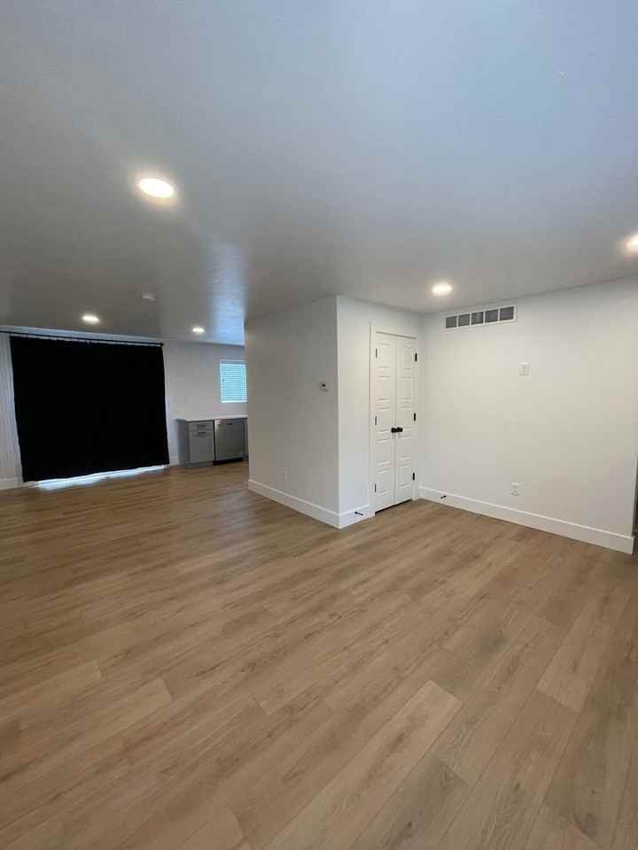 4623 W Catalpa Dr - Photo 4 of 13